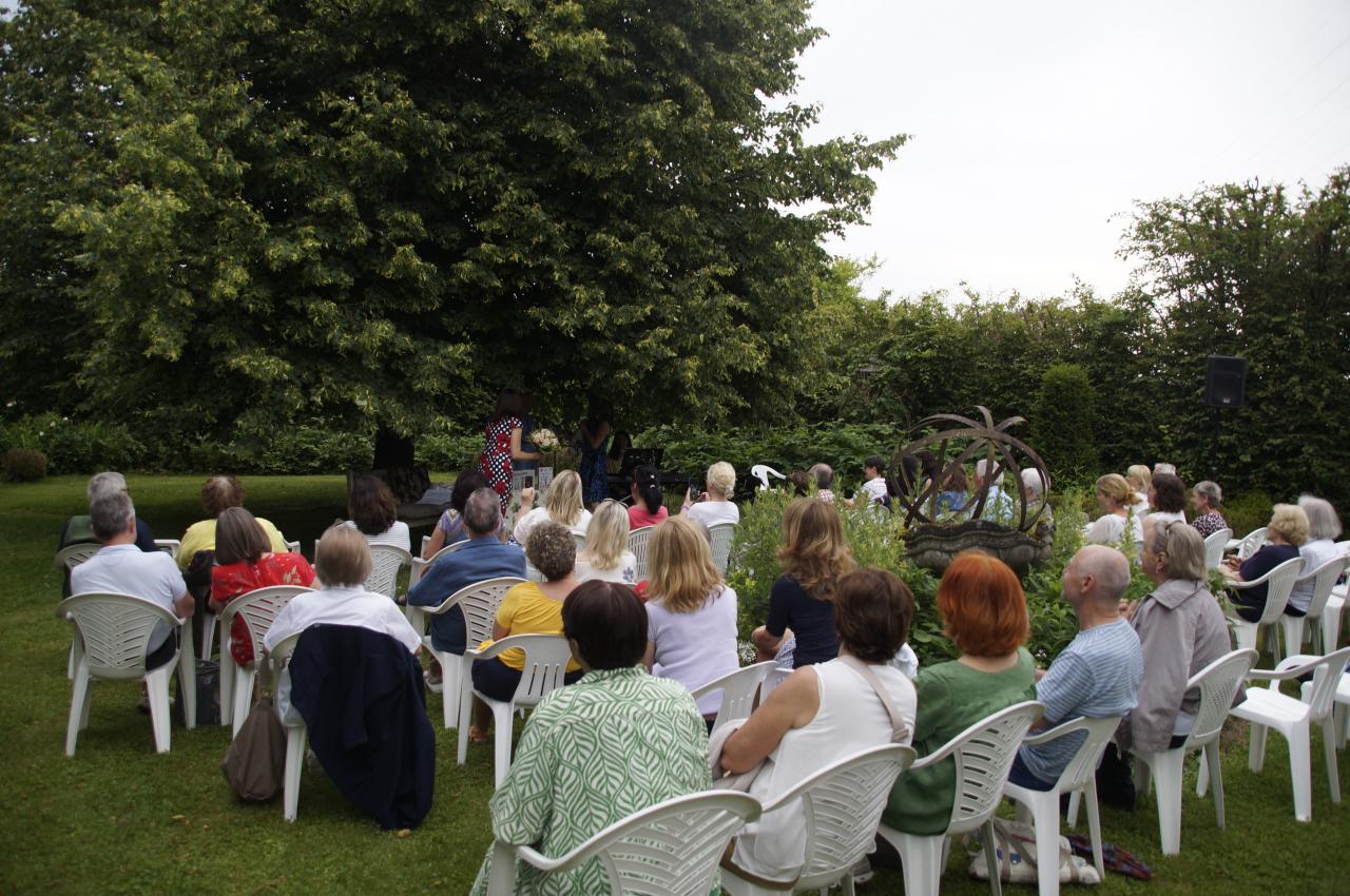 Publikum im Garten